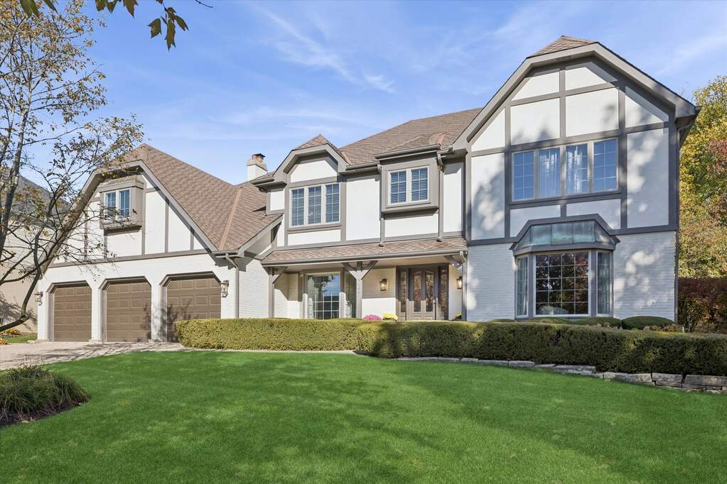 Property photo of 245 Meadowbrook Lane in Hinsdale, Illinois
