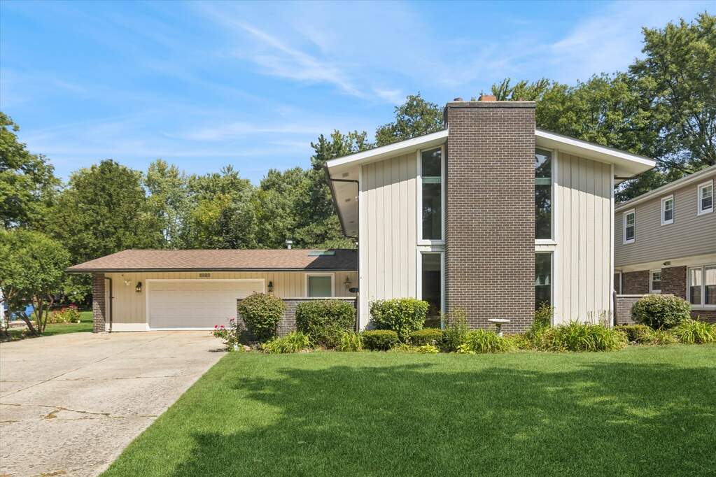 Property photo of 1136 Barneswood Drive in Downers Grove, Illinois