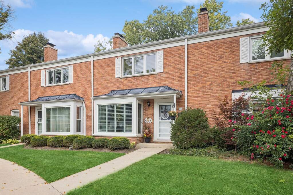 Property photo of 494 Old Surrey Road in Hinsdale, Illinois