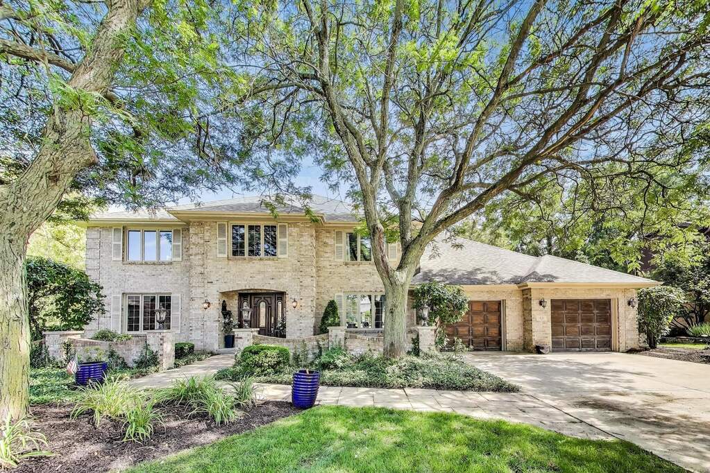 Property photo of 421 Creekside Court in Willowbrook, Illinois