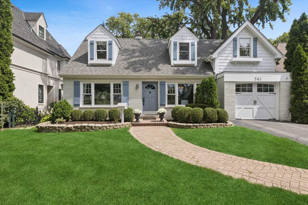 Property photo of 561 N County Line Road in Hinsdale, Illinois