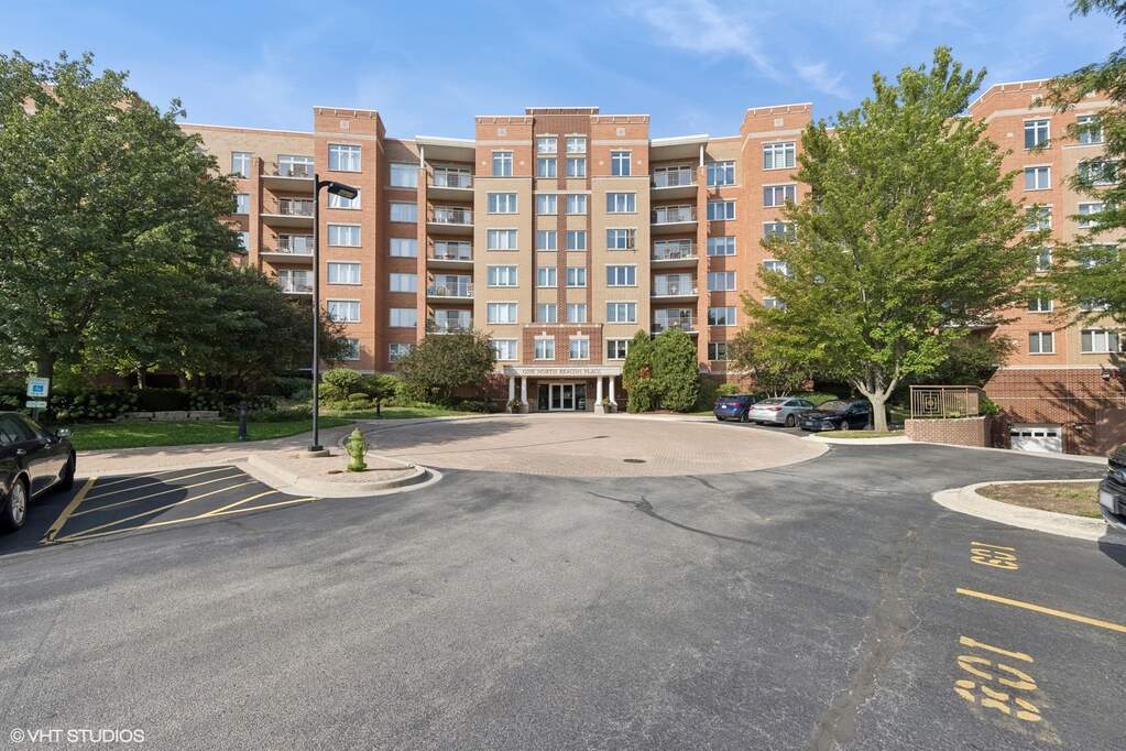 Property photo of 1 N Beacon Place #606 in La Grange, Illinois
