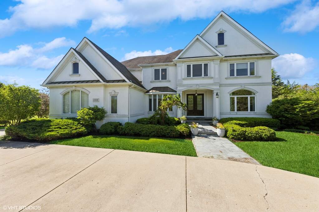 Property photo of 6916 Fieldstone Drive in Burr Ridge, Illinois