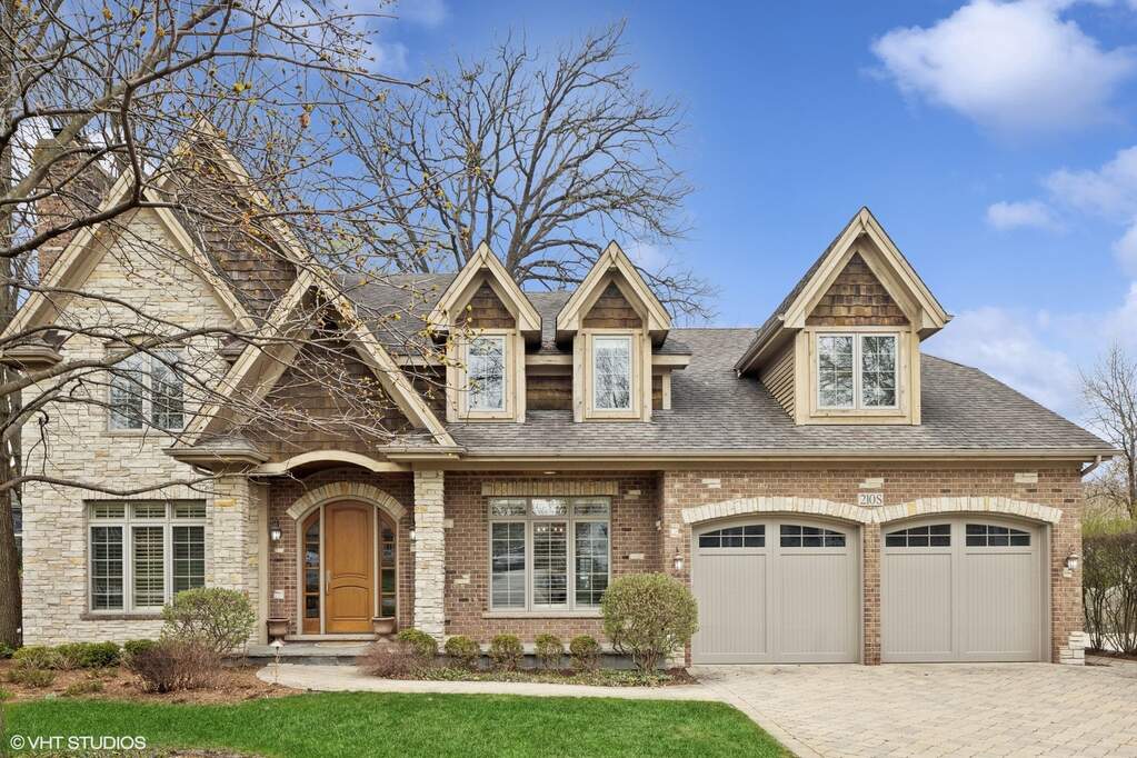 Property photo of 210 S Prospect Street in Clarendon Hills, Illinois