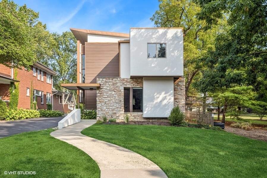 Property photo of 229 E Walnut Street in Hinsdale, Illinois