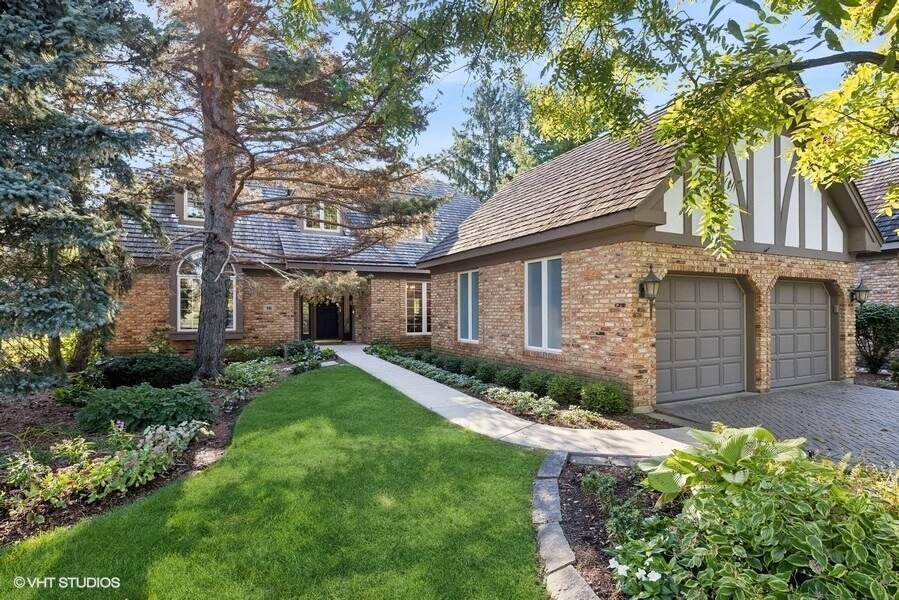 Property photo of 16 Lake Ridge Club Court in Burr Ridge, Illinois