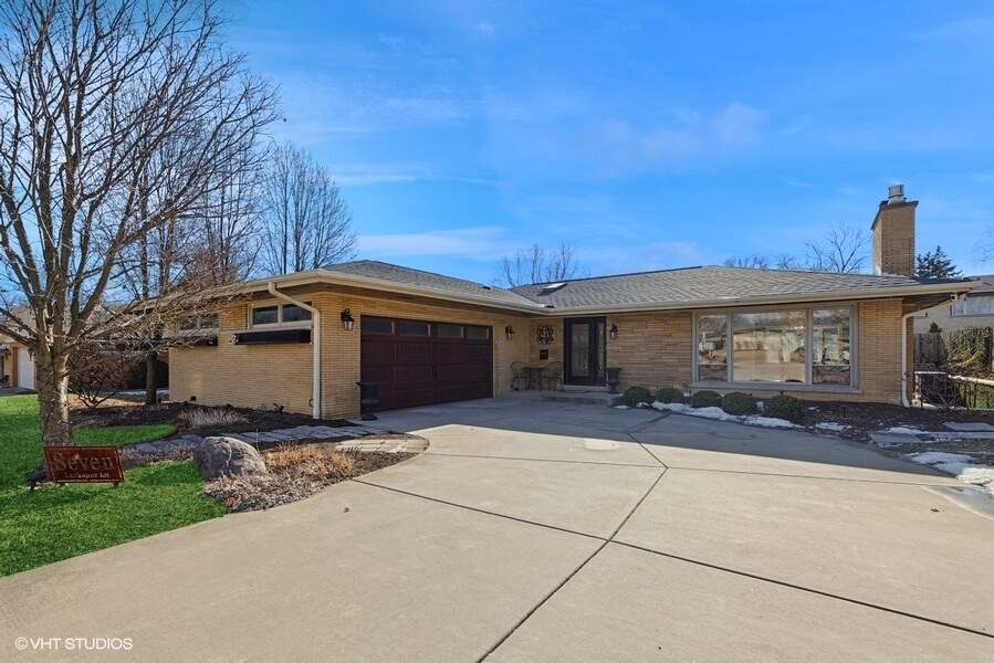 Property photo of 7 Larkspur Lane in Clarendon Hills, Illinois