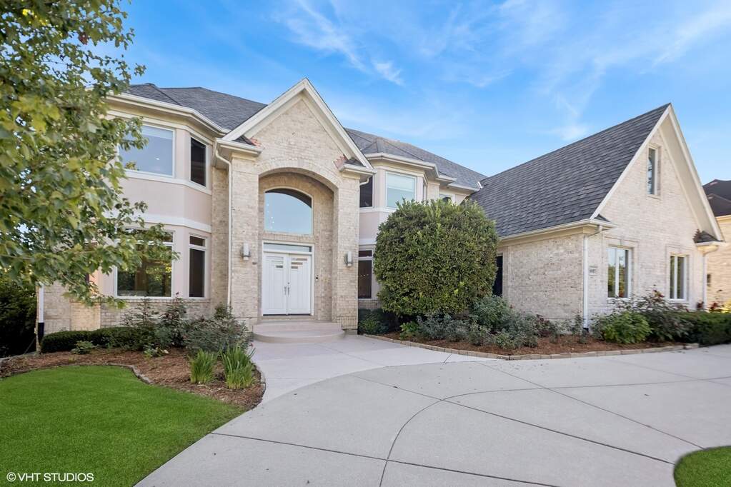 Property photo of 6885 Fieldstone Drive in Burr Ridge, Illinois