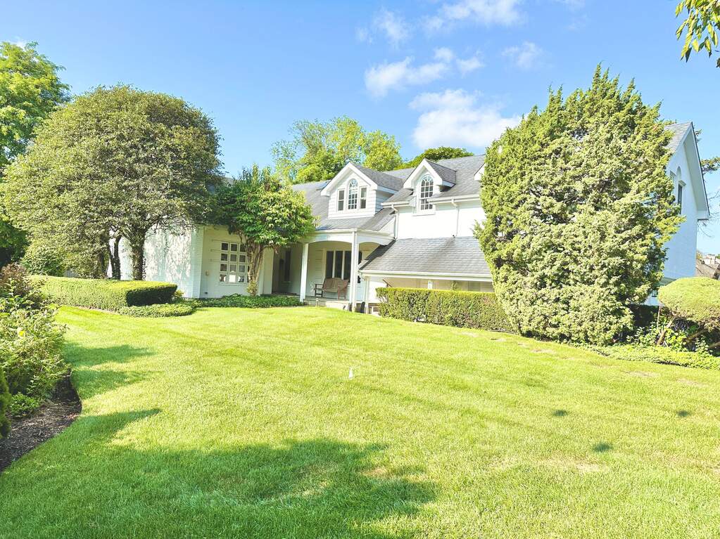 Property photo of 920 S County Line Road in Hinsdale, Illinois