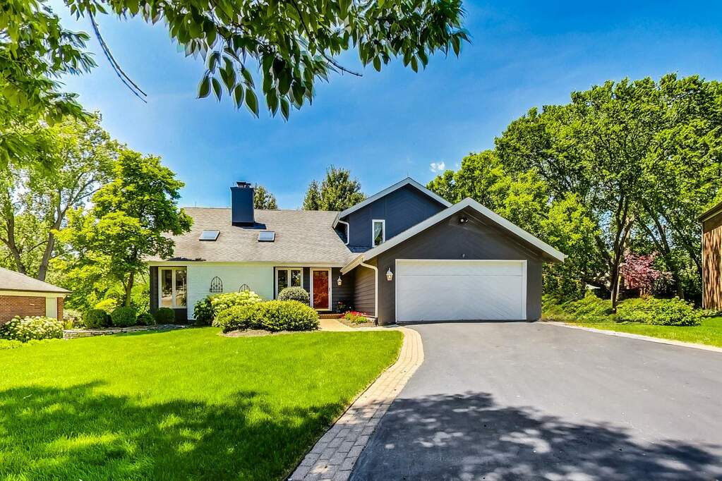 Property photo of 225 Meadowbrook Lane in Hinsdale, Illinois