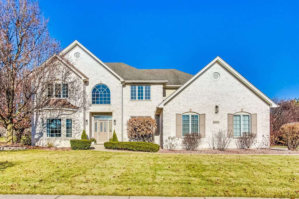 Property photo of 6869 Fieldstone Drive in Burr Ridge, Illinois