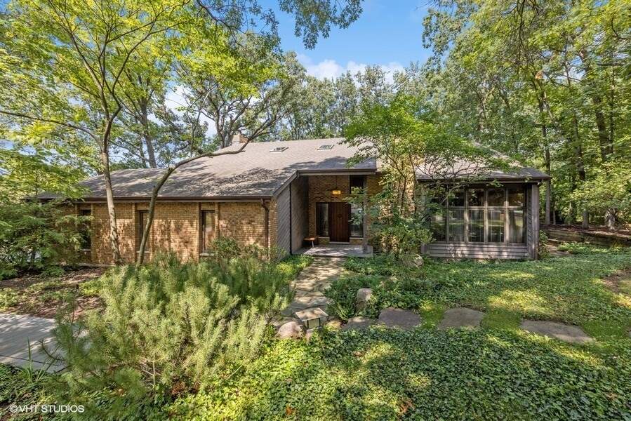 Property photo of 105 Lakewood Circle in Burr Ridge, Illinois