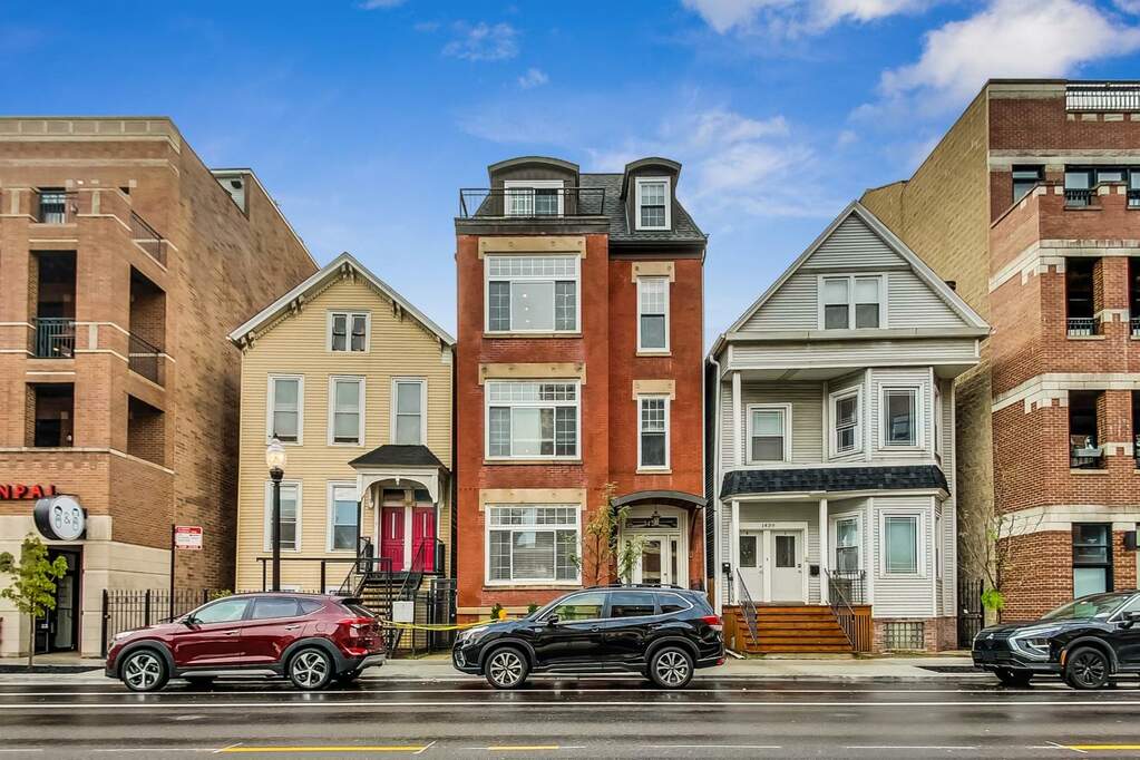 Property photo of 1437 W Belmont Avenue #3 in Chicago, Illinois