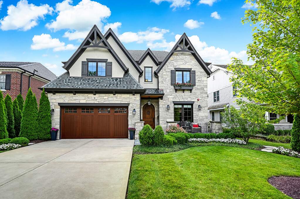 Property photo of 9 Chestnut Avenue in Clarendon Hills, Illinois