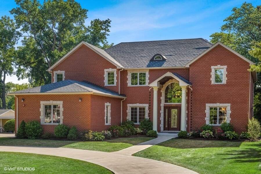 Property photo of 211 N Richmond Avenue in Clarendon Hills, Illinois