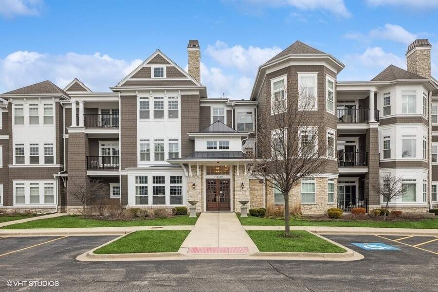 Property photo of 7 E Kennedy Lane #305 in Hinsdale, Illinois