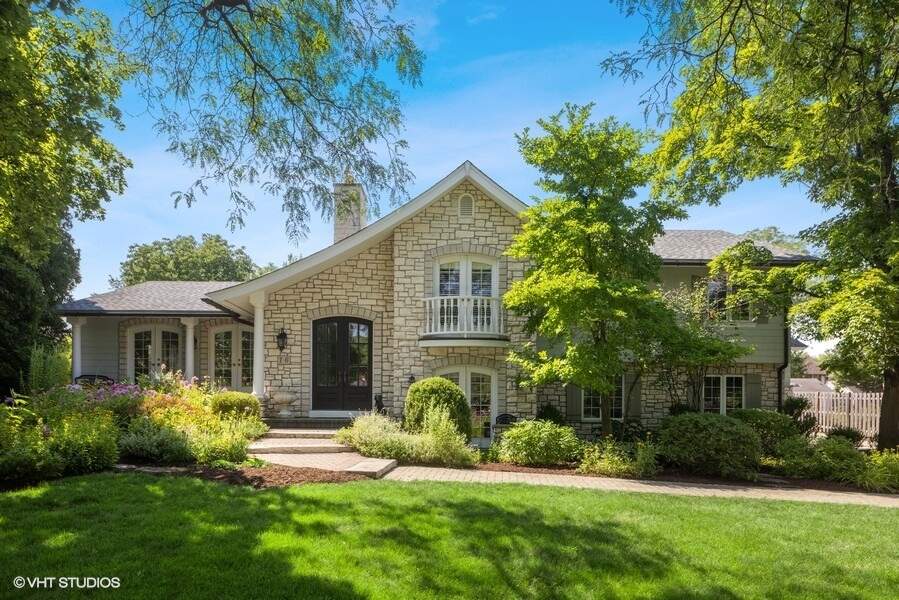 Property photo of 16 Charleston Road in Hinsdale, Illinois
