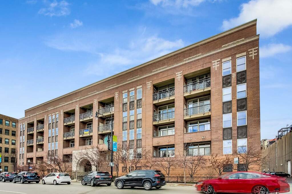 Property photo of 1350 W Fullerton Avenue #403 in Chicago, Illinois