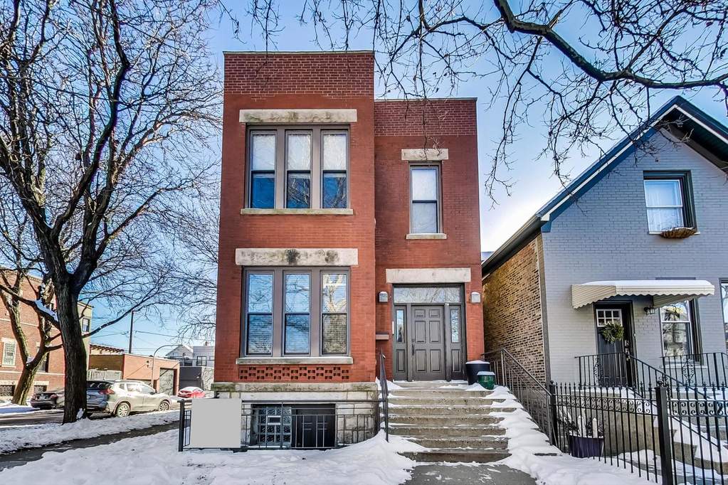 Property photo of 2501 W Superior Street in Chicago, Illinois