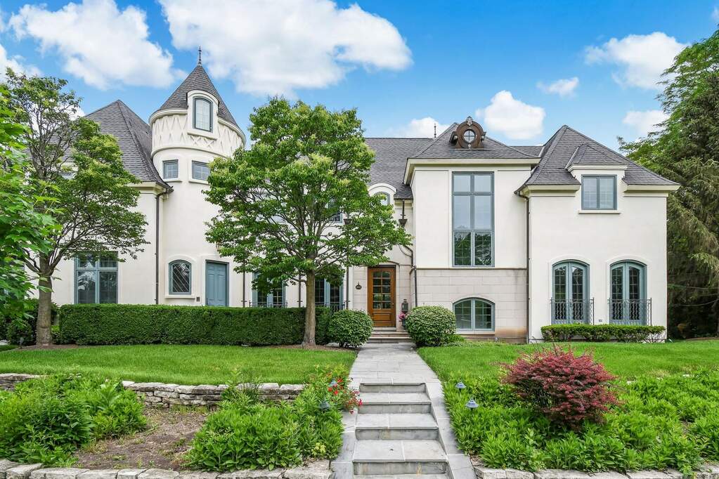 Property photo of 805 W Hickory Street in Hinsdale, Illinois