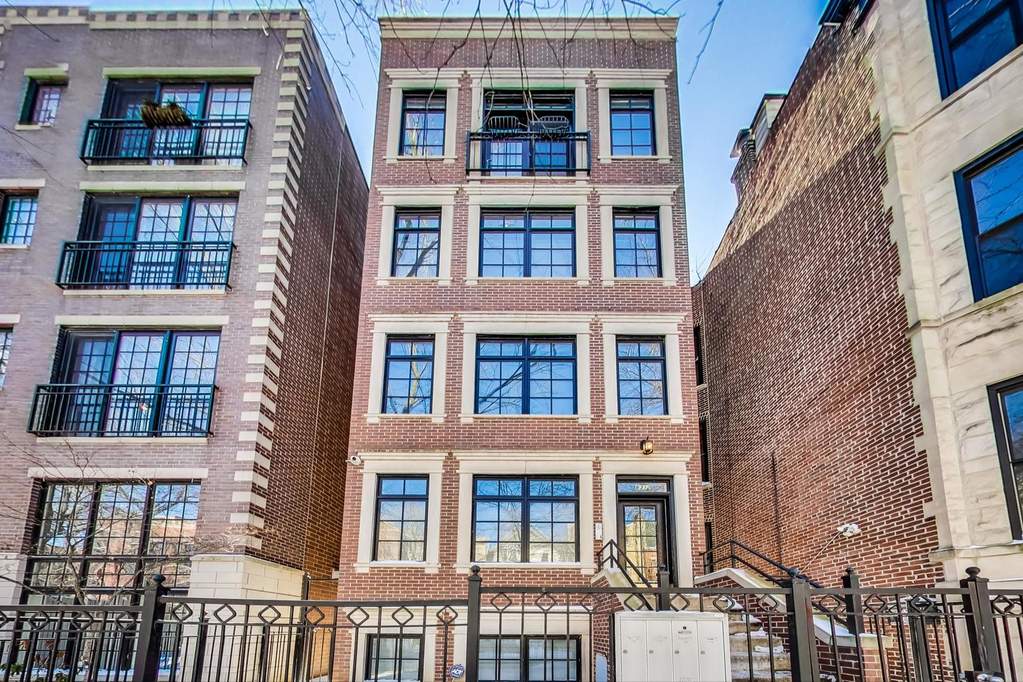 Property photo of 831 W Buckingham Place #4 in Chicago, Illinois