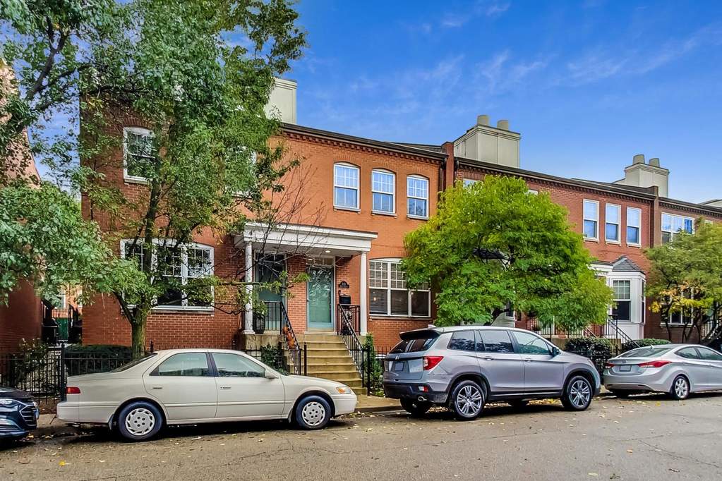 Property photo of 241 W Goethe Street in Chicago, Illinois