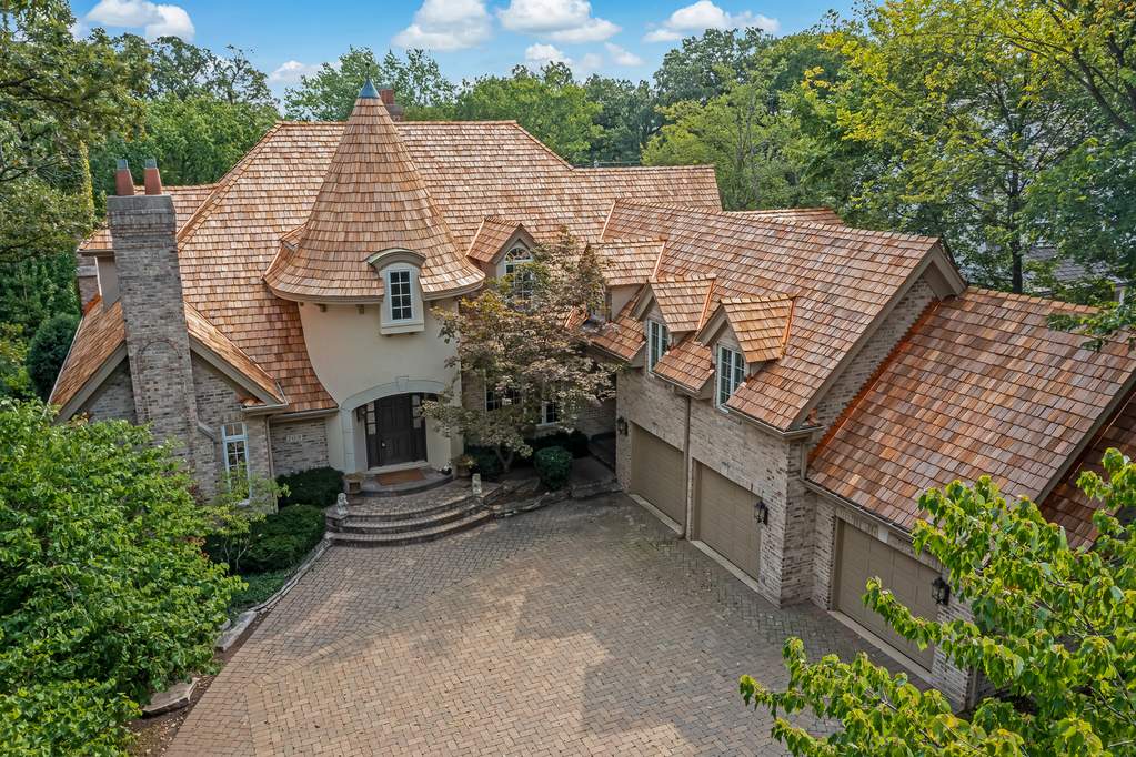 Property photo of 109 S County Line Road in Hinsdale, Illinois