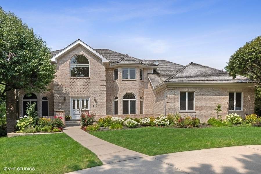 Property photo of 15 Ridge Farm Road in Burr Ridge, Illinois