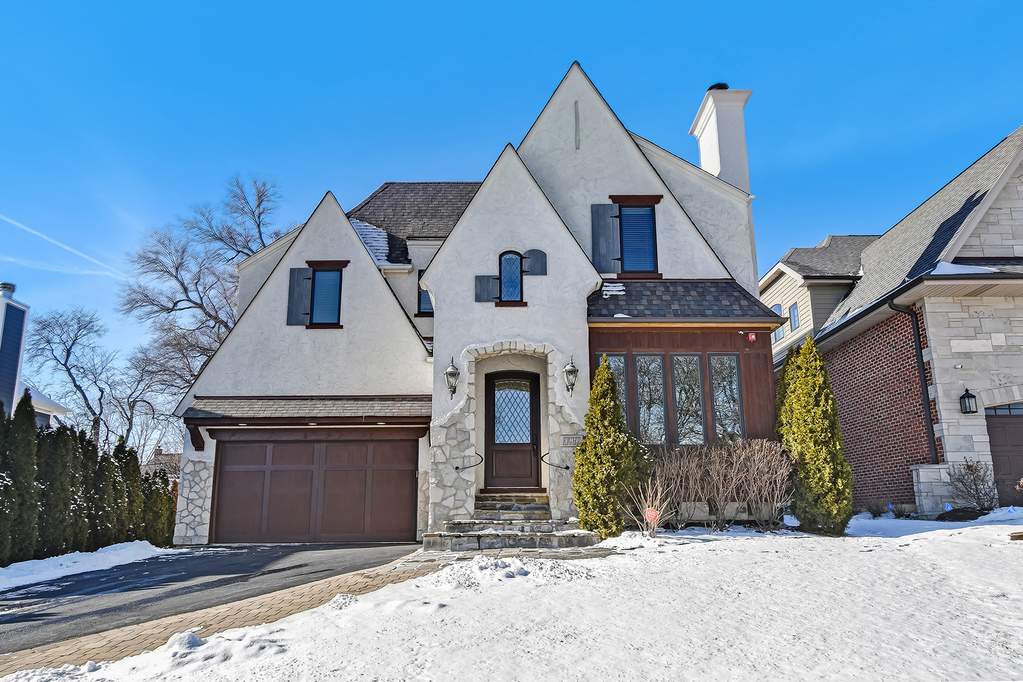 Property photo of 8 Mcintosh Avenue in Clarendon Hills, Illinois