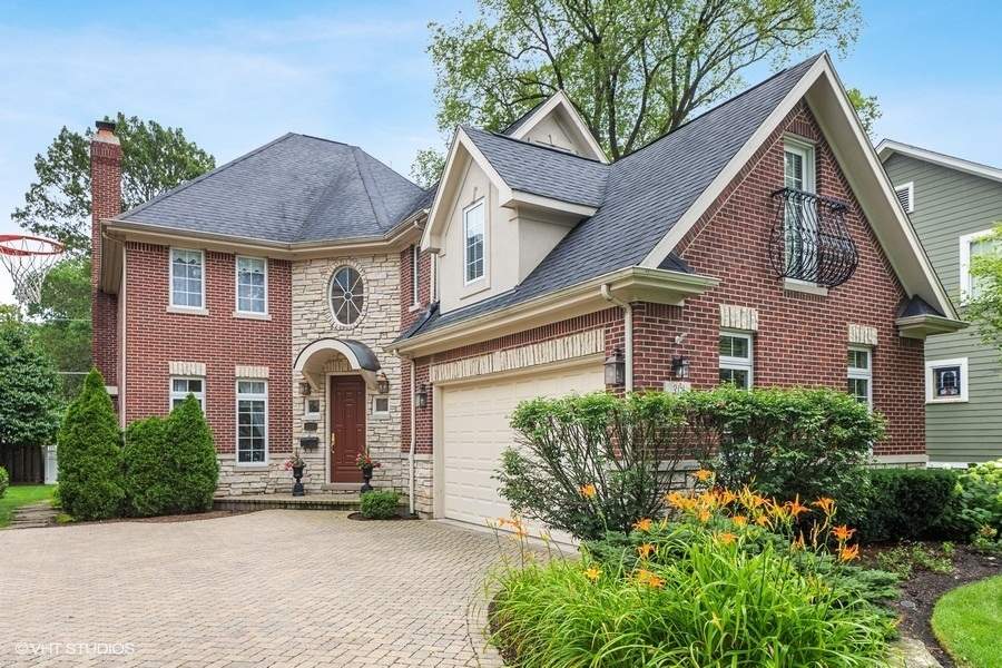 Property photo of 313 N County Line Road in Hinsdale, Illinois