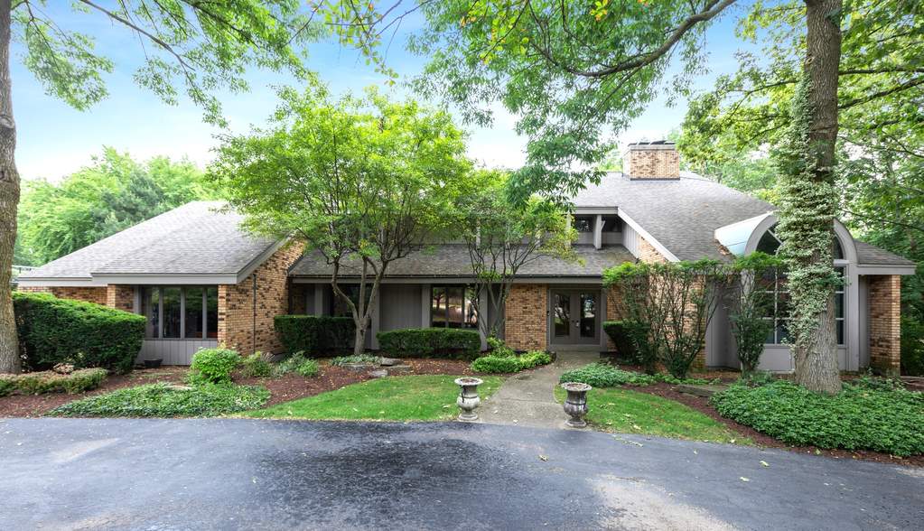 Property photo of 8801 Wedgewood Drive in Burr Ridge, Illinois