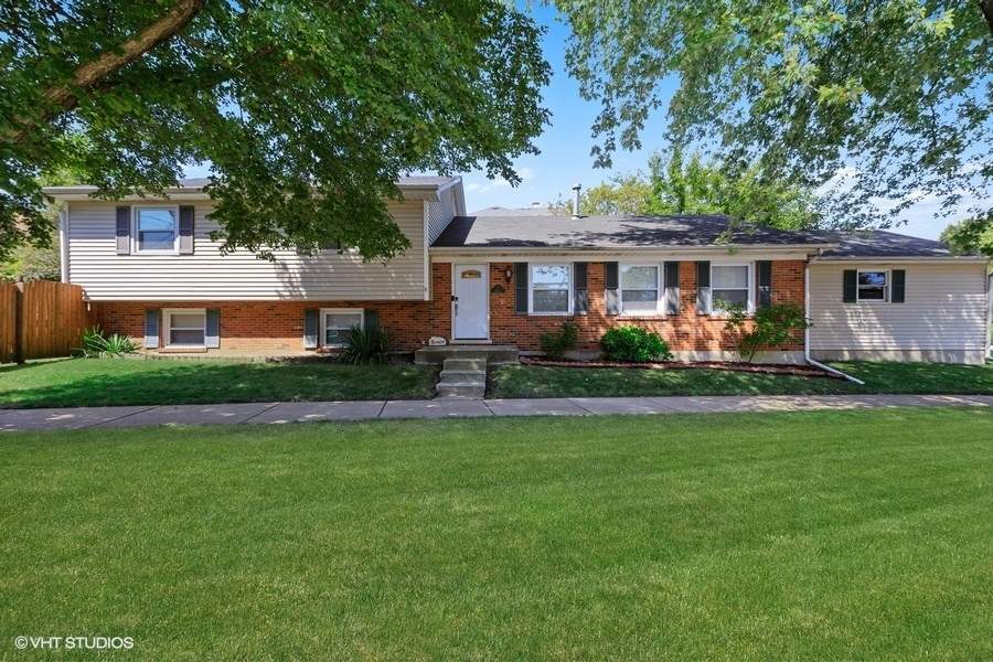 Property photo of 2 Mcintosh Avenue in Clarendon Hills, Illinois