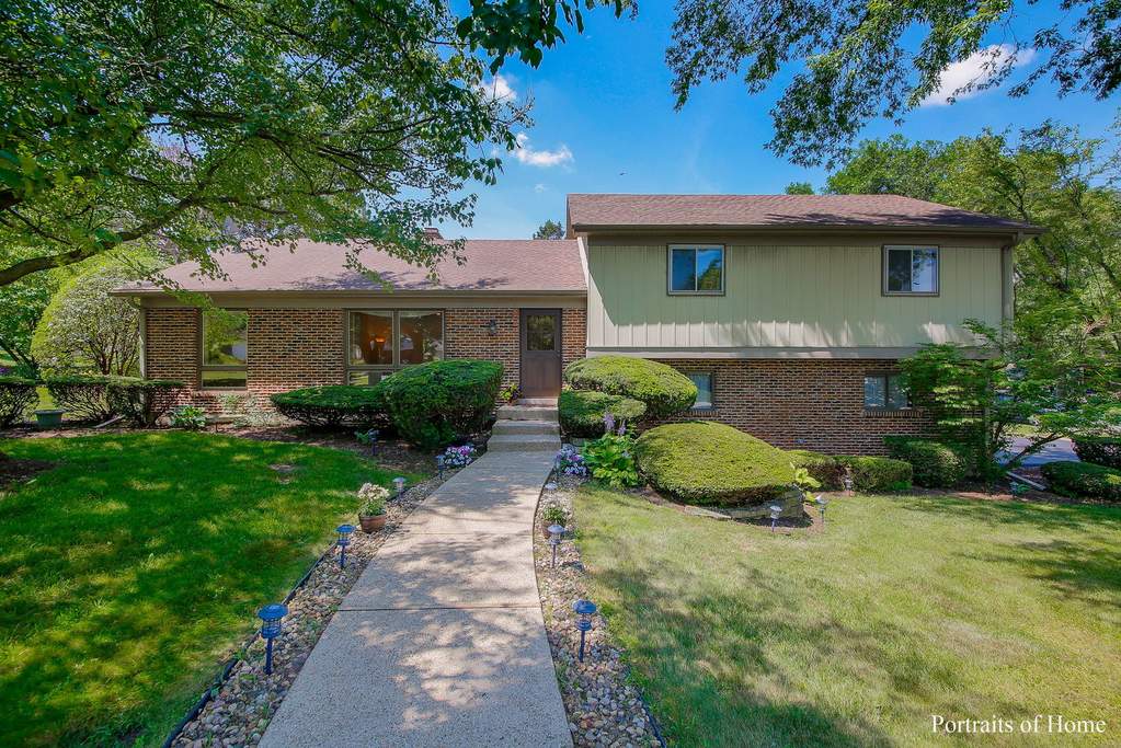 Property photo of 1557 Snowberry Court in Downers Grove, Illinois