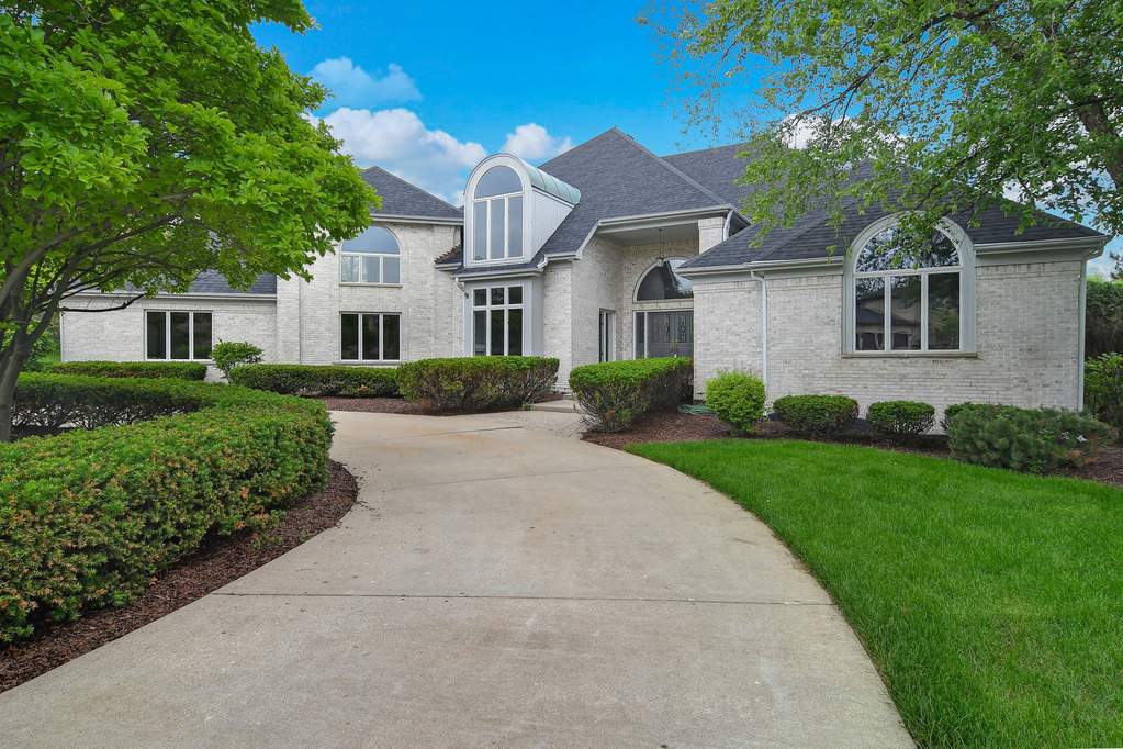Property photo of 6400 Hillcrest Drive in Burr Ridge, Illinois