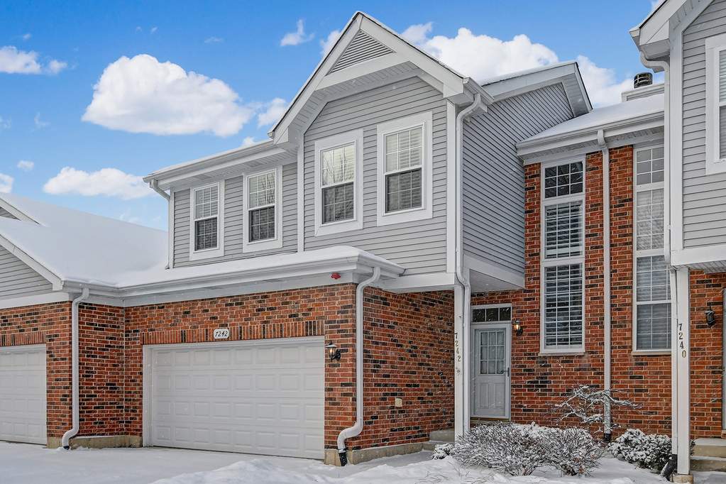 Property photo of 7242 Chestnut Hills Drive in Burr Ridge, Illinois