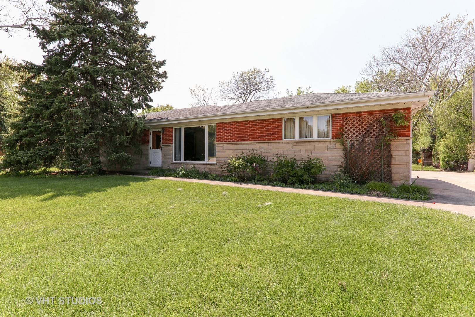 Property photo of 846 S Addison Road in BENSENVILLE, Illinois