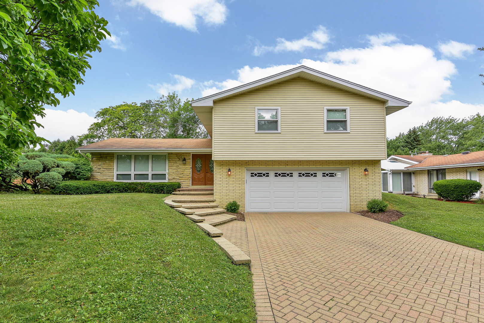 Property photo of 3824 Cumnor Road in DOWNERS GROVE, Illinois