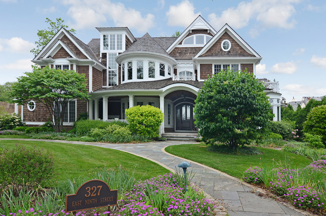 Property photo of 327 E 9th Street in HINSDALE, Illinois