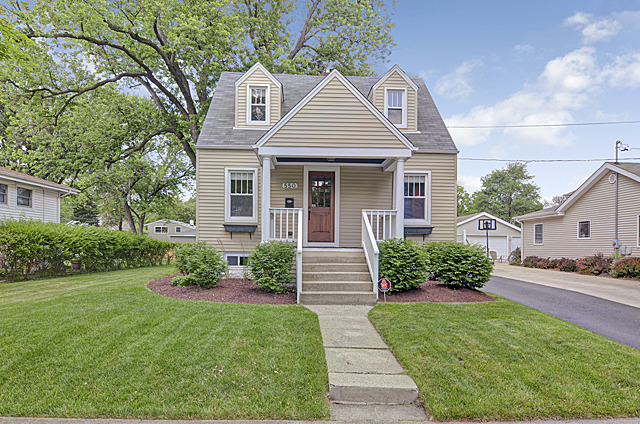 Property photo of 550 S Ahrens Avenue in LOMBARD, Illinois