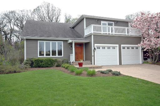 Property photo of 1033 Barneswood Drive in Downers Grove, Illinois