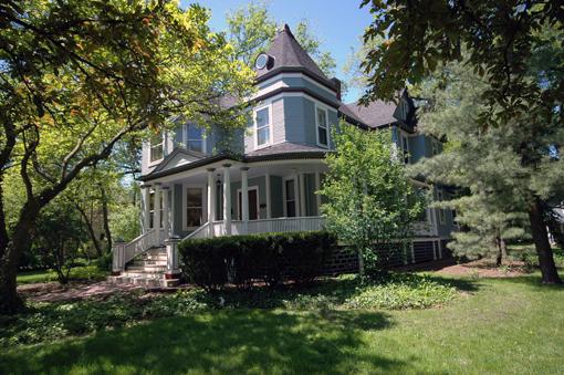 Property photo of 128 N Garfield Avenue in HINSDALE, Illinois