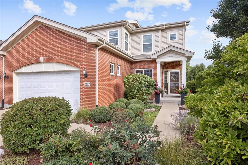 Property photo of 2532 Cedar Hill Lane in Woodridge, Illinois
