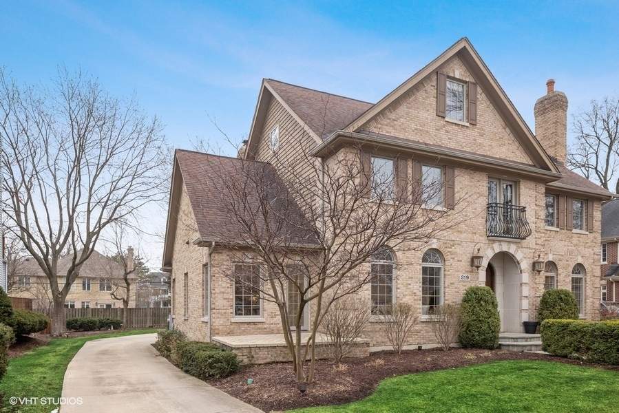 Property photo of 319 N County Line Road in Hinsdale, Illinois