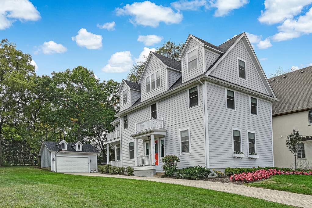 Property photo of 303 Park Avenue in Clarendon Hills, Illinois