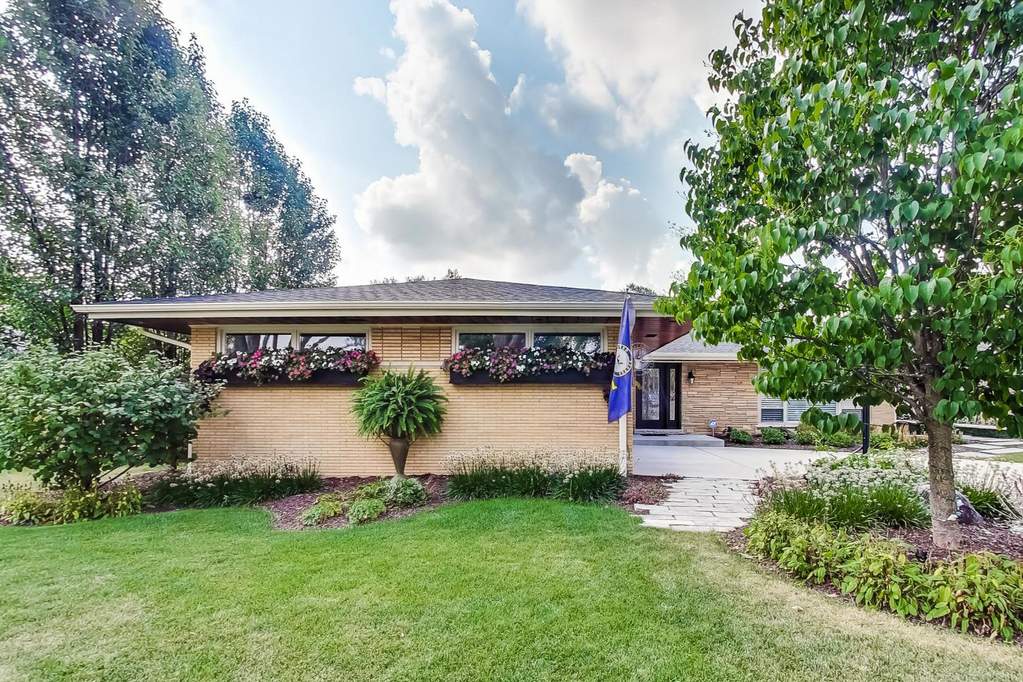 Property photo of 7 Larkspur Lane in Clarendon Hills, Illinois