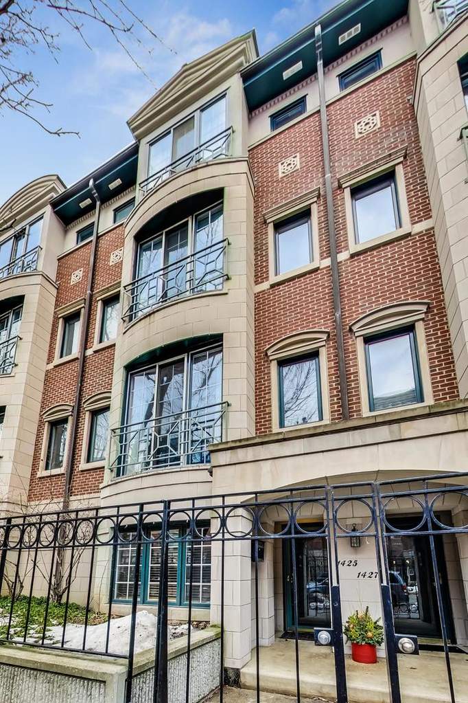Property photo of 1425 S Prairie Avenue in Chicago, Illinois