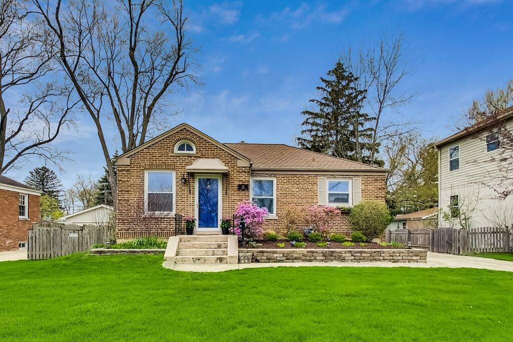 Property photo of 22 Hiawatha Drive in Clarendon Hills, Illinois