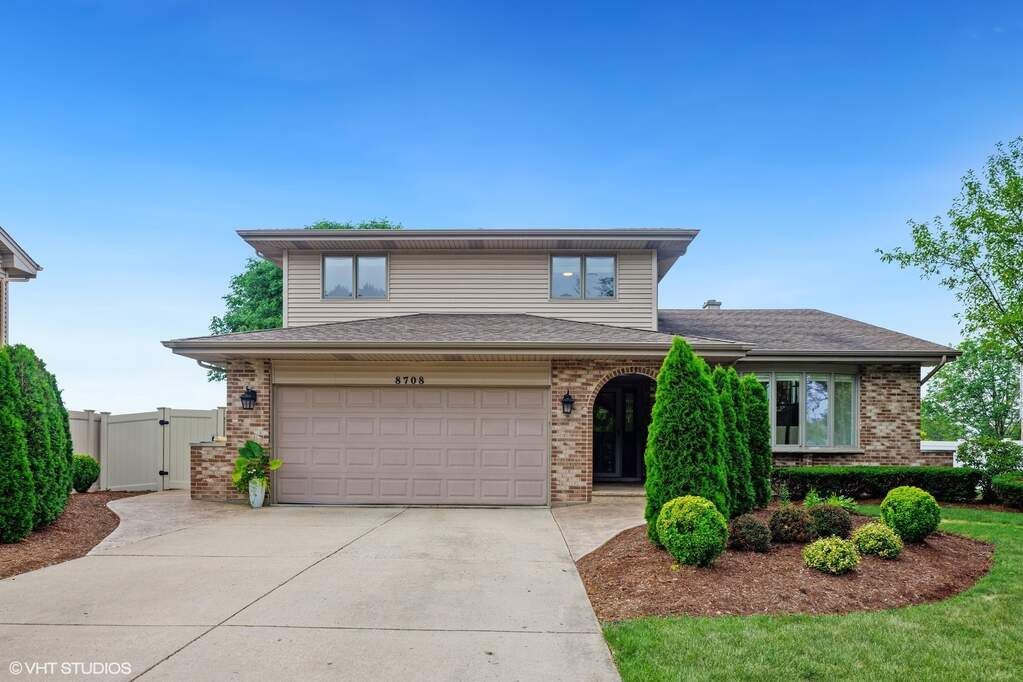 Property photo of 8708 Coventry Drive in Woodridge, Illinois