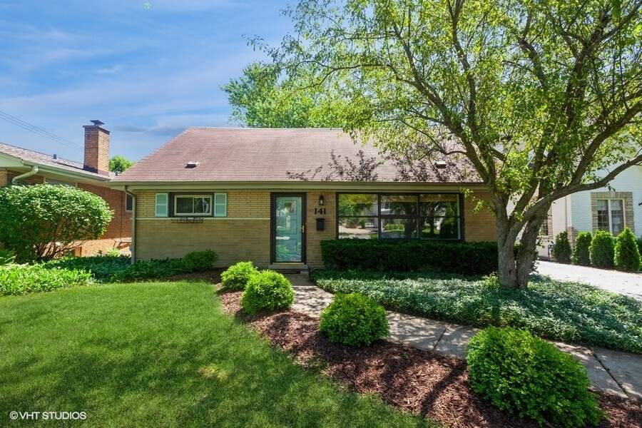 Property photo of 141 Oxford Avenue in Clarendon Hills, Illinois