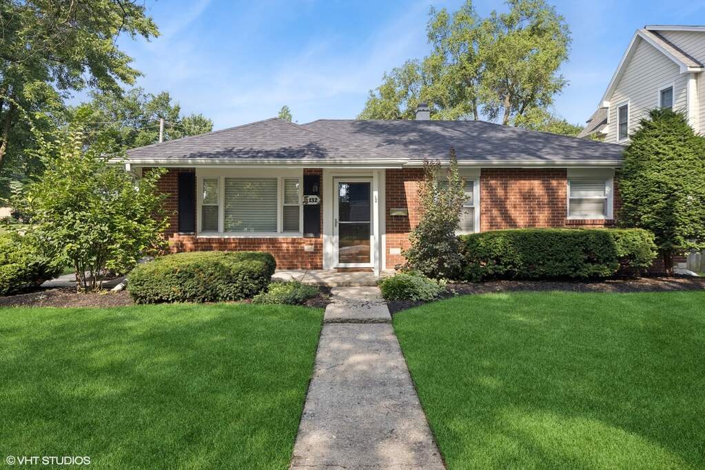 Property photo of 132 Mohawk Drive in Clarendon Hills, Illinois